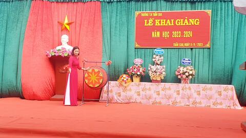 Cô giáo Hồ Thị Ngân _BTCB _ HT nhà trường đánh trống chào mừng năm học